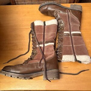 Stylish Brown Lace-Up Boots with Shearling